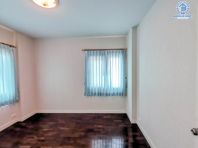 *****บ้านเดี่ยวมือสองนนทบุรี ทำเลโซนเมือง ม.นนท์ณิชา รัตนาธิเบศร์ พร้อมอยู่ เนื้อที่ 71.3 ตร.ว. 3 ห้องนอน 3 ห้องน้ำ 2 ที่จอดรถ เดินทางสะดวก ใกล้เซ็นทรัลรัตนาธิเบศร์ รถไฟฟ้าสถานี "ไทรม้า" และทางด่วน "งามวงศ์วาน"